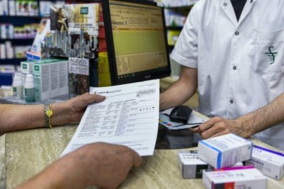 Compra de medicamentos con receta en una farmacia.