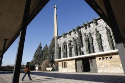 Imagen de la fachada del Santuario de la Virgen del Camino, donde destacan las esculturas de Subirac