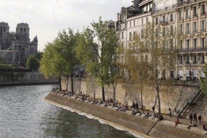 Vista de Notre Dame desde un barrio de lujo de París a orillas del Sena.