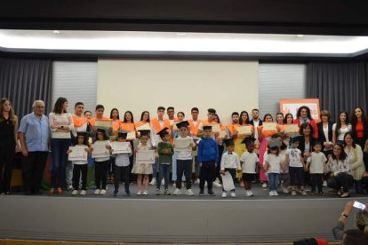 Foto de familia que refleja un paso más en los logros en la escuela de la comunidad gitana. DL