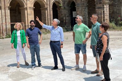 Visita del delegado de la Junta, Eduardo Diego, al monasterio de Vega de Espinareda. JCYL