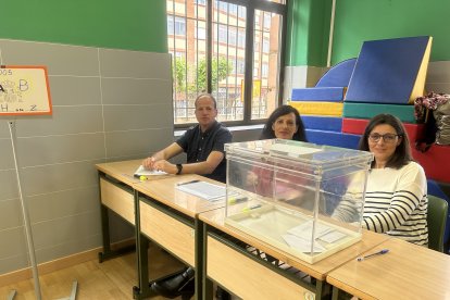 De izquierda a derecha, José Bernardo Viejo, Rosa Mari Sutil y Natacha del Valle. DL