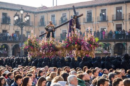 Nuestro Padre Jesús Nazareno volverá a pisar la plaza Mayor. FERNANDO OTERO