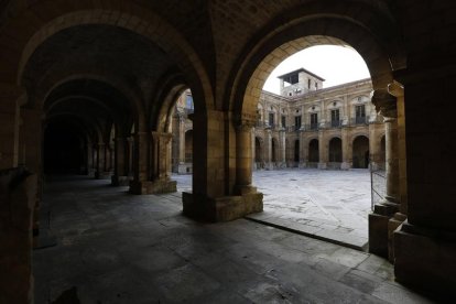 El claustro de San Isidoro, cuya restauración está prevista como parte de las obras aprobadas hoy por el gobierno.