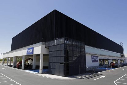 Rótulos de Jysk, en el centro comercial de la Lastra. FERNANDO OTERO