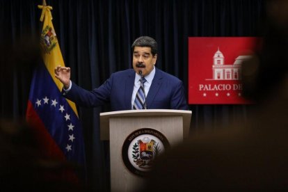 El presidente venezolano  Nicolas Maduro  habla durante una rueda de prensa  en la Sala de Prensa Simon Bolivar  del palacio de Miraflores en Caracas  Venezuela.  EFE Cristian Hernandez