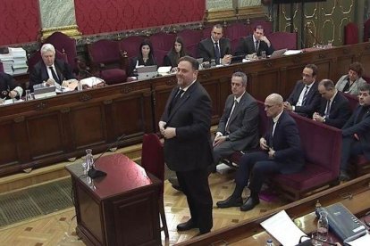 Oriol Junqueras, de pie, en el tercer día del juicio del procés en el Supremo.