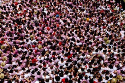 Miles de asistentes en la Plaza Consistorial de Pamplona antes del chupinazo anunciador de los Sanfermines 2023. ELOY ALONSO