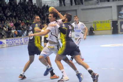 El central Joao protagoniza una acción durante el partido.