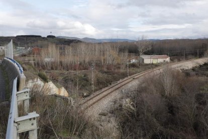 Imagen reciente del lugar donde Bembibre proyecta habilitar la conexión del polígono con al línea ferroviaria. L. DE LA MATA