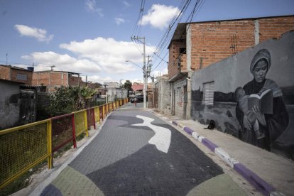 Una de las calles de la Favela de los Sueños tras la transformación que ha tenido. SEBASTIAO MOREIRA