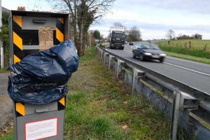 Un radar inutilizado por los chalecos amarillos en La Brulatte, al oeste de Francia.