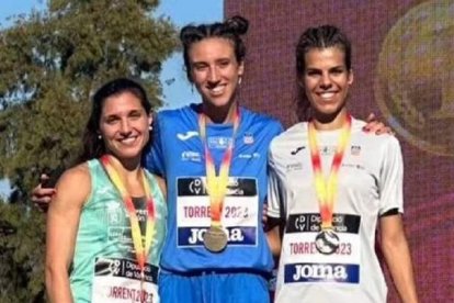 Nora Suárez, a la izquierda, con su medalla de bronce. ULE SPRINT