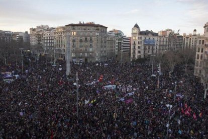 Decenas de miles de personas, en la manifestación feminista de Barcelona del 2017.