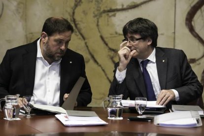 Oriol Junqueras y Carles Puigdemont, el martes, en la reunión del Consell Executiu