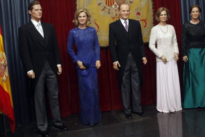 Urdangarín, al lado de la infanta Cristina, don Juan Carlos, doña Sofía y la infanta Elena, de cuyo lugar será quitado hoy.