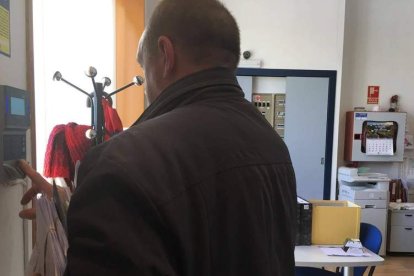 Los trabajadores de San Andrés deben registrar desde ayer sus entradas y salidas con su huella. DL