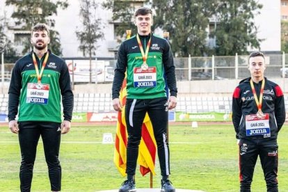 Pablo Costas, a la derecha en el podio, con su medalla de bronce lograda en el Nacional. RFEA/MIGUÉLEZ