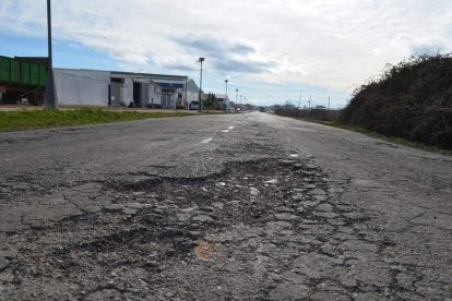 Imagen que presenta la carretera con numerosos baches a la entrada de Laguna Dalga. MEDINA