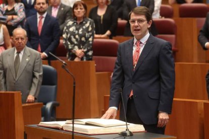 El nuevo presidente de la Junta, Alfonso Fernández Mañueco, jura su cargo.