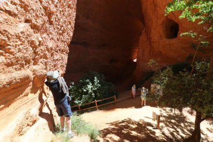 Varios turistas, en una visita a Las Médulas