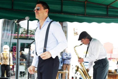 Luis Núñez, junto a su hermano Eduardo, al saxo, durante una actuación en formato dúo. SECUNDINO PÉREZ