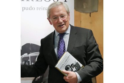 Fernando Onega en la presentación de uno de sus libros.