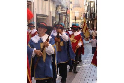 Los zuizones disparando sus arcabuces en su recorrido hacia la catedral.