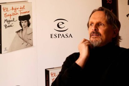 El cantante español Miguel Bosé charla con Efe sobre su libro de memorias, "El hijo del Capitán Trueno", sobre el que sobrevuela el peso y la sombra "de un padre todopoderoso, acostumbrado a que su voluntad fuera ley". CHEMA MOYA