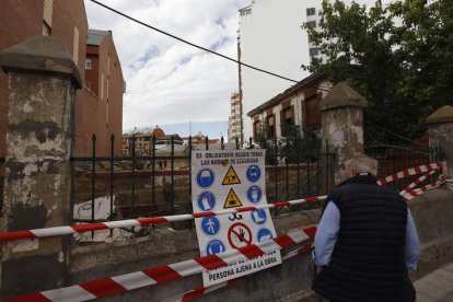 La máquina empezó ayer a derribar las casas que quedan para despejar la parcela. FERNANDO OTERO