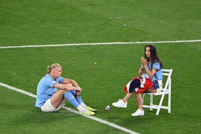 Erling Haaland y su novia Isabel Johansen festejan el título de la Liga de Campeones conseguido por el Manchester City en Estambul el pasado 10 de junio. EFE/EPA/GEORGI LICOVSKI