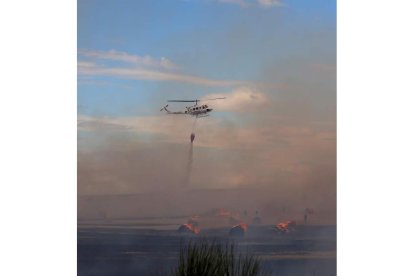 Trabajos de extinción de uno de los incendios de Salamanca. JM GARCÍA