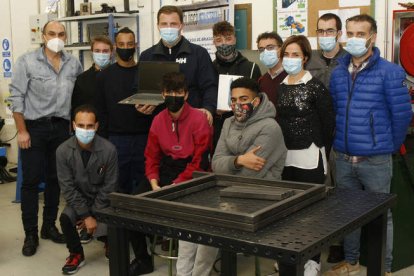 Los alumnos de FP premiados junto con su profesor, Manuel Ibáñez, que los coordinó. FERNANDO OTERO