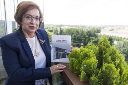 Isabel Cantón Mayo, catedrática de Didáctica de la Universidad de León, pateó los pueblos de La Maragatería tras la memoria de sus escuelas.