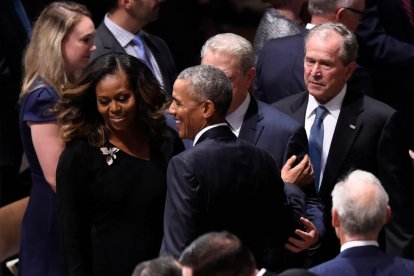 Obama y Bush en el funeral de McCain