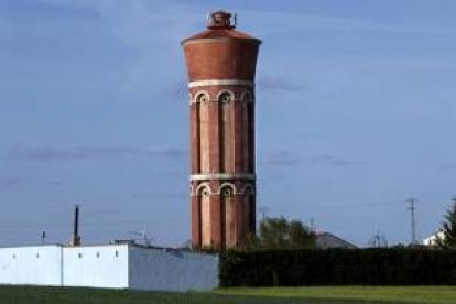 En la imagen , el depósito de agua de Sahagún, que se encuentra en obras de modernización