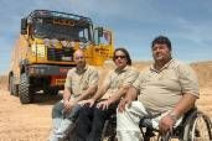 Toñejo, Pedrito y Momo se preparan para su inminente salida con su camión para Dakar