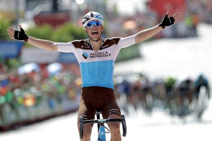 Gallopin celebra su triunfo en la meta de Pozo Alcón. BRUQUE