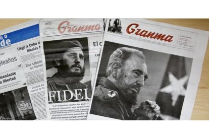 Vista de diferentes periodicos cubanos alusivos al cumpleanos 90 del lider de la revolucion cubana Fidel Castro.