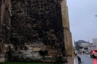 Estado de la muralla de León, ayer, en su tramo por Ramón y Cajal. DL