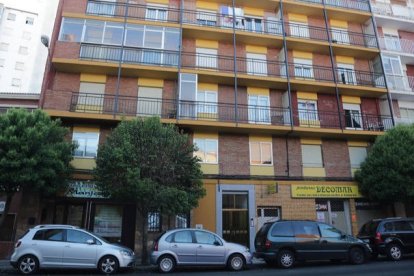 Edificio donde hace seis años se produjo otro homicidio, a muy pocos metros del crimen de Obispo Almarcha. SECUNDINO PÉREZ