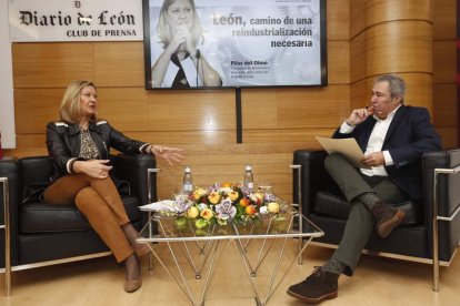 Pilar del Olmo, con el director de Diario de León, Joaquín S. Torné.