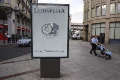 Imagen de la publicidad de la Llionpedia en el centro de León.