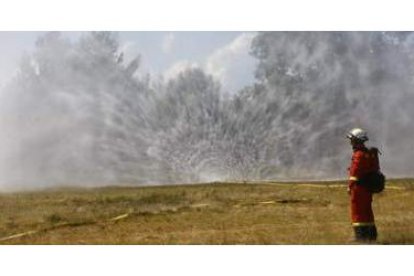 Uno de los ejercicios que realizó la UME fue crear una cortina de agua para evitar que el fuego lleg