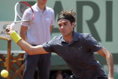 Federer golpea la pelota en su partido ante Kamke. El suizo no pasó apuros para lograr el triunfo.