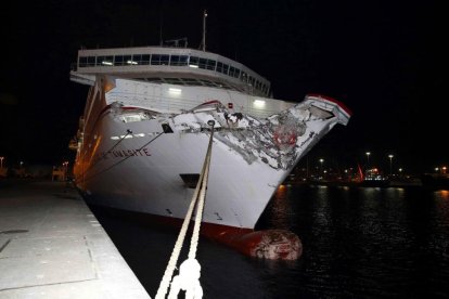 Estado en que quedó el ferry que chocó con un muelle en el puerto de Las Palmas.