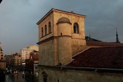 Imagen tomada a las nueve de esta mañana desde la Calle Ancha, con el Palacio de los Guzmanes y la plaza de Santo Domingo de fondo.