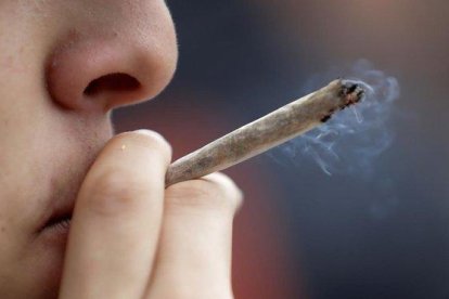 Un joven se fuma un porro durante una concentración a favor de la legalización de la marihuana.