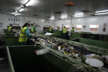 Imagen de trabajadores de Gersul en las cintas de separación de residuos, en el CTR.