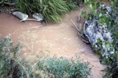 Estado del arroyo de Buiza después de salir los vertidos de agua desde los trabajos del AVE